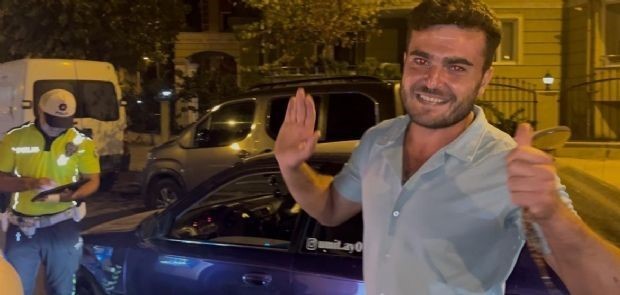 Tekirdağ&rsquo;da alkoll&uuml; s&uuml;r&uuml;c&uuml; kovalamaca sonucu yakalandı, ilk kez ehliyetini kaptırdığı polisi tebrik etti
