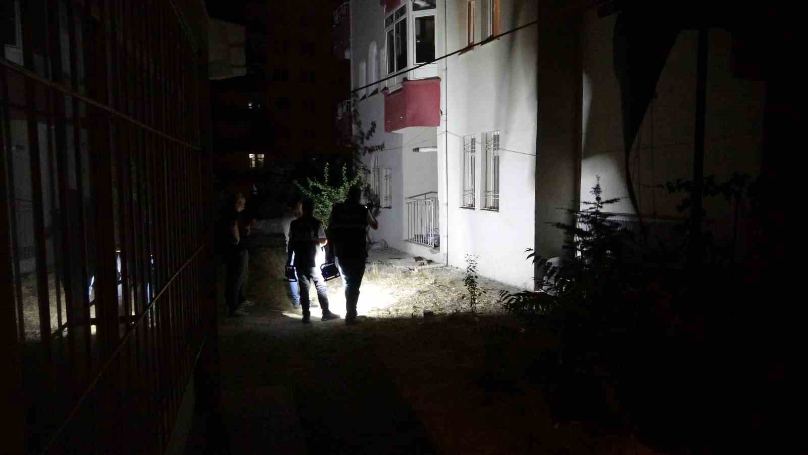 Pencerede sigara i&ccedil;erken d&uuml;şen &ccedil;ocuk yaralandı
