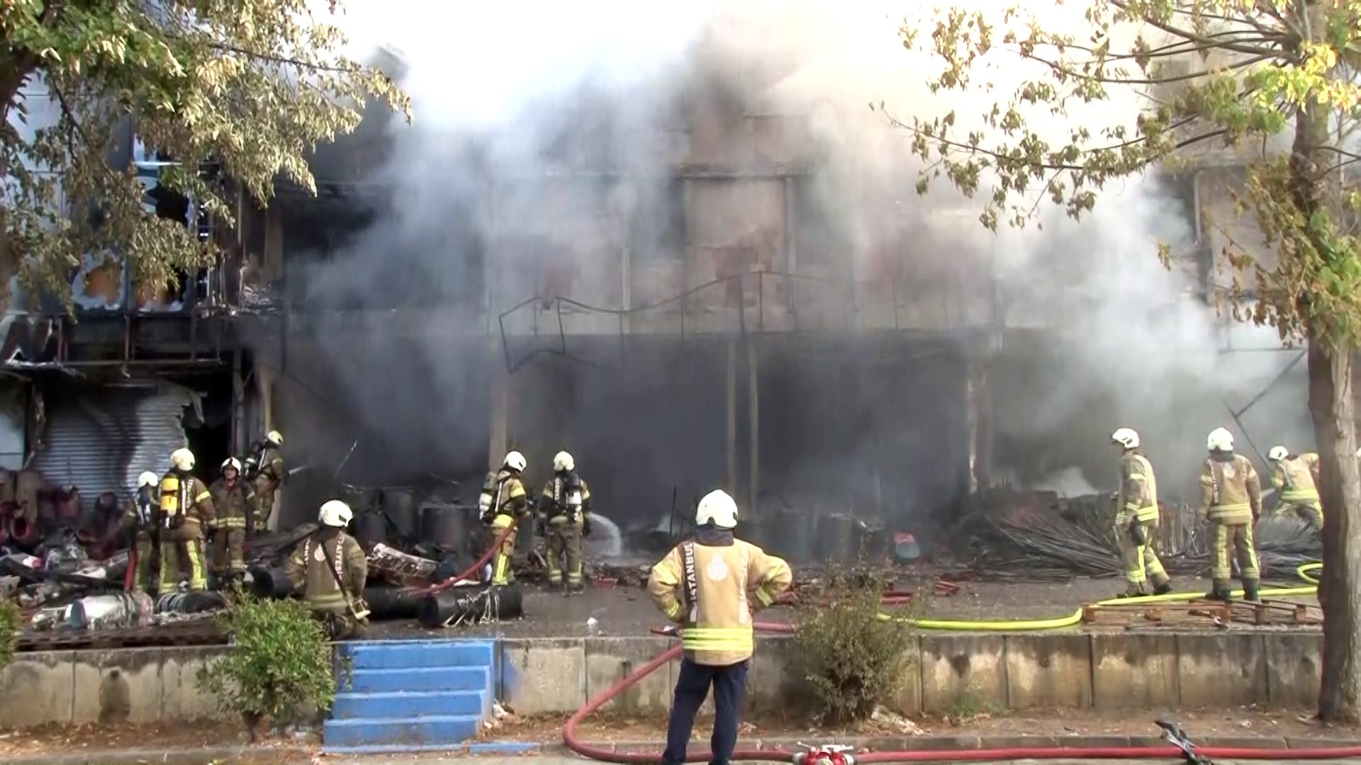 Bağcılar İSTOÇ’ta yangın: 17 işyeri hasar gördü