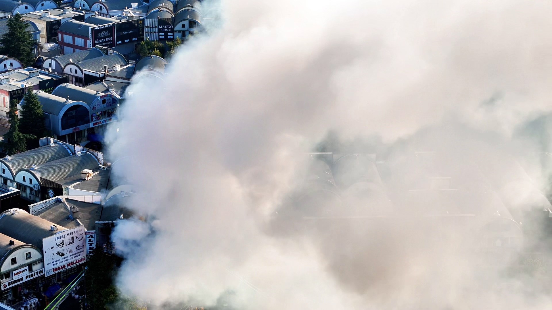 Bağcılar İSTOÇ’ta yangın: 17 işyeri hasar gördü