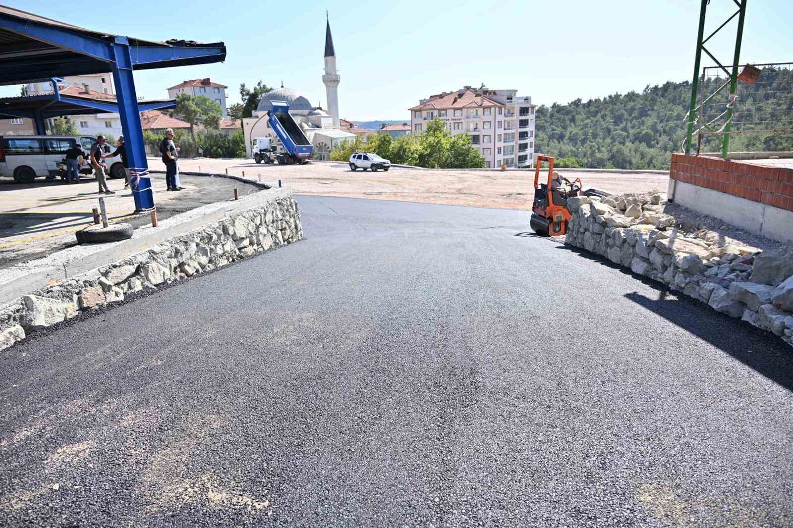 Gördes’te pazar yeri asfaltlanarak modern hale getirildi
