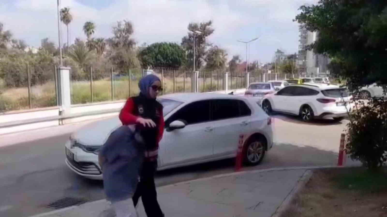 Firari h&uuml;k&uuml;ml&uuml; kadın hurdalıkta yakalanıp cezaevine teslim edildi
