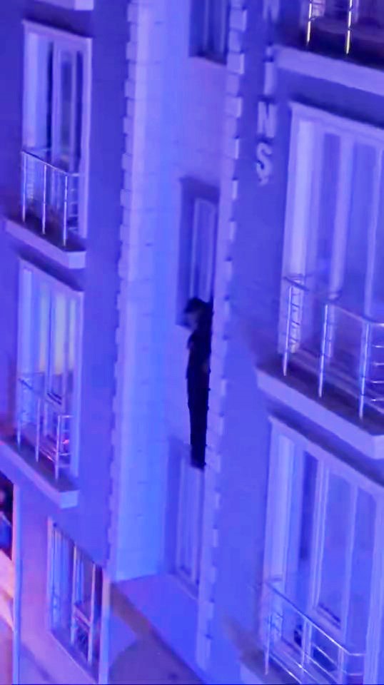 Elazığ&rsquo;da intihara kalkışan şahsı itfaiye ekipleri ikna ederek indirdi
