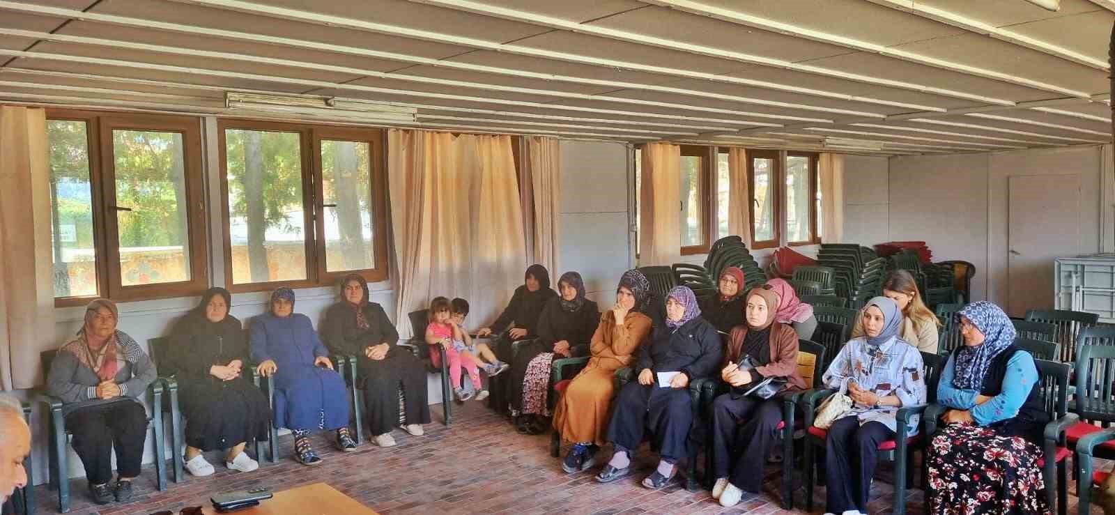 Aslanapa’da kadın çiftçilere kooperatif anlatıldı