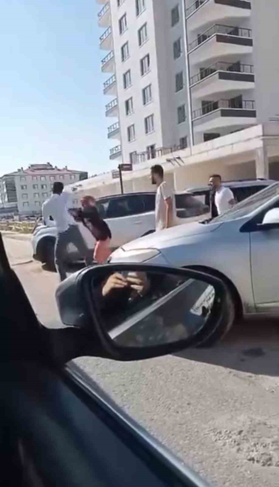 Ankara&rsquo;da bı&ccedil;aklı trafik kavgası kameraya yansıdı
