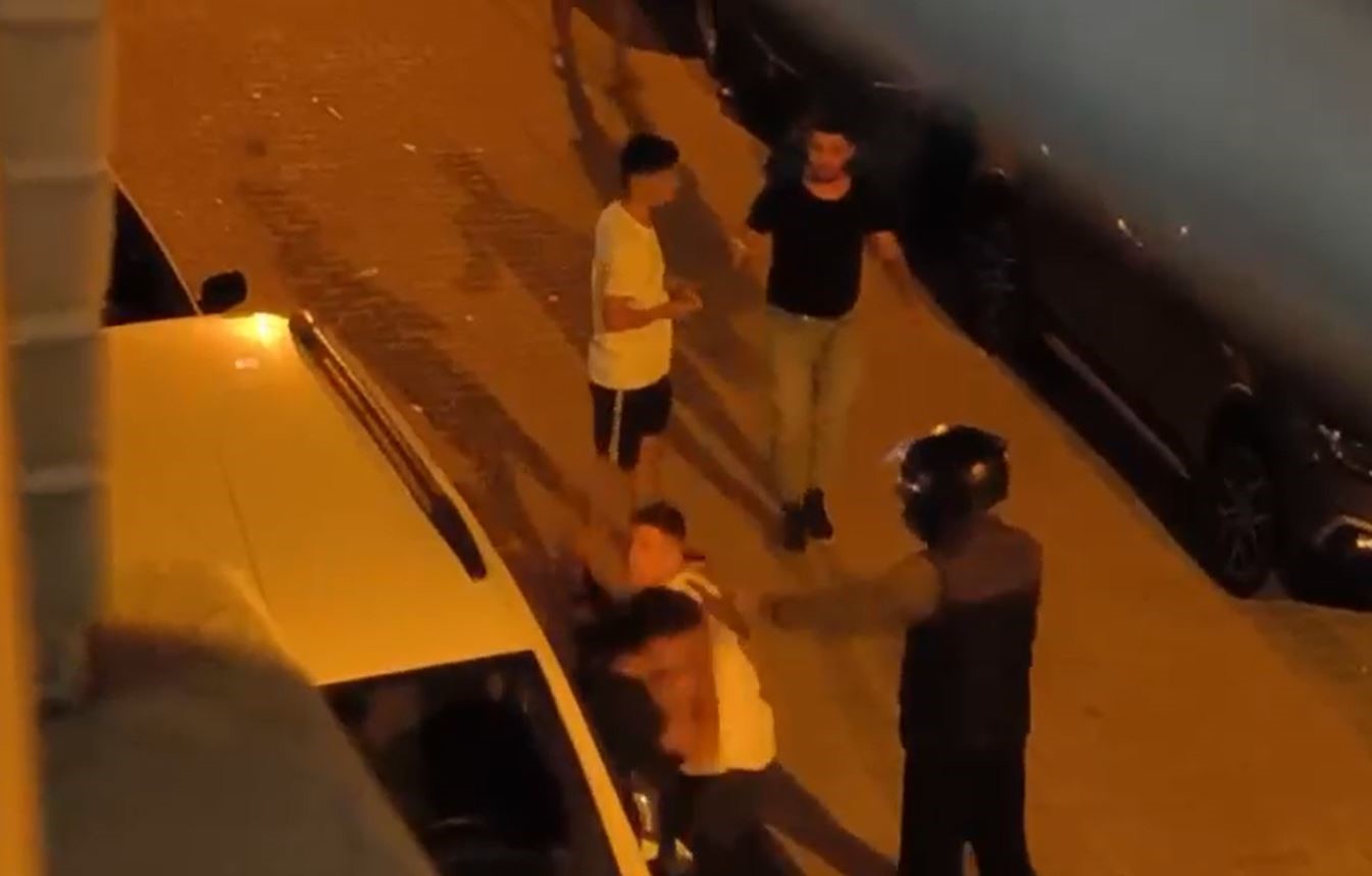 Köşeye sıkıştırdıkları genci önce dövüp sonra motor anahtarını aldılar