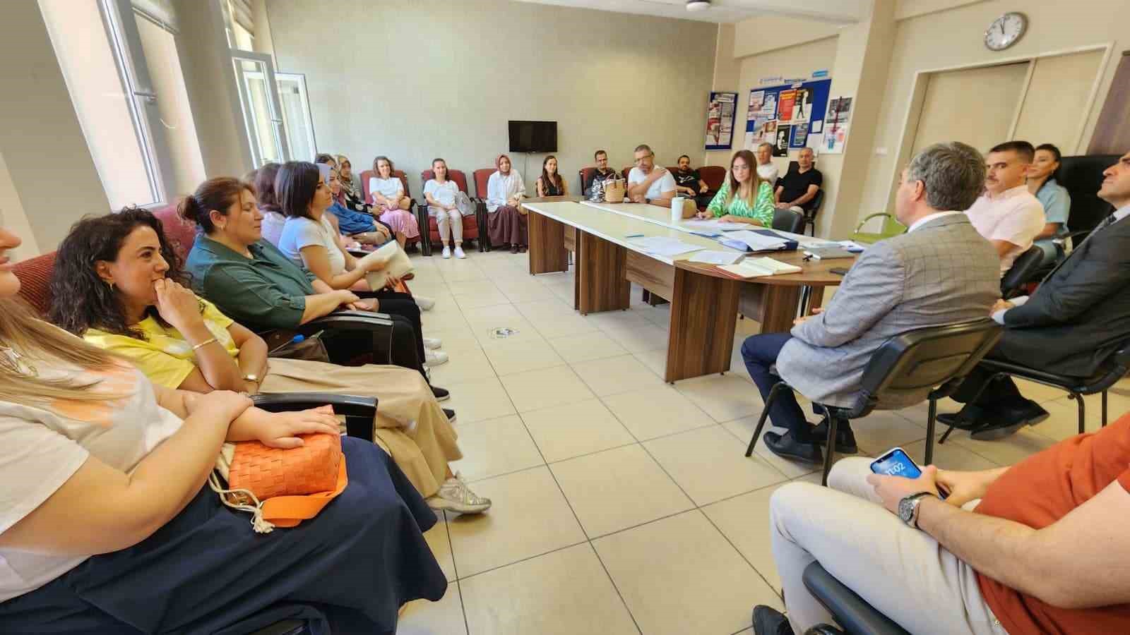 M&uuml;d&uuml;r Yılmaz ve &ouml;ğretmenler, Bakan Tekin&rsquo;in canlı yayınını takip etti
