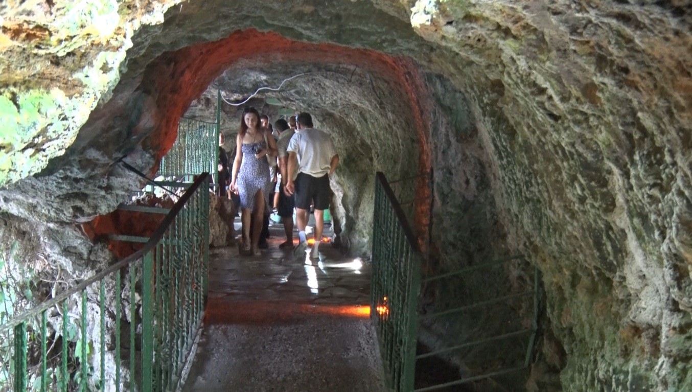 Düden Şelalesi 8 ayda 605 bin ziyaretçiyi ağırladı, sıcaklardan kaçanların uğrak noktası oldu
