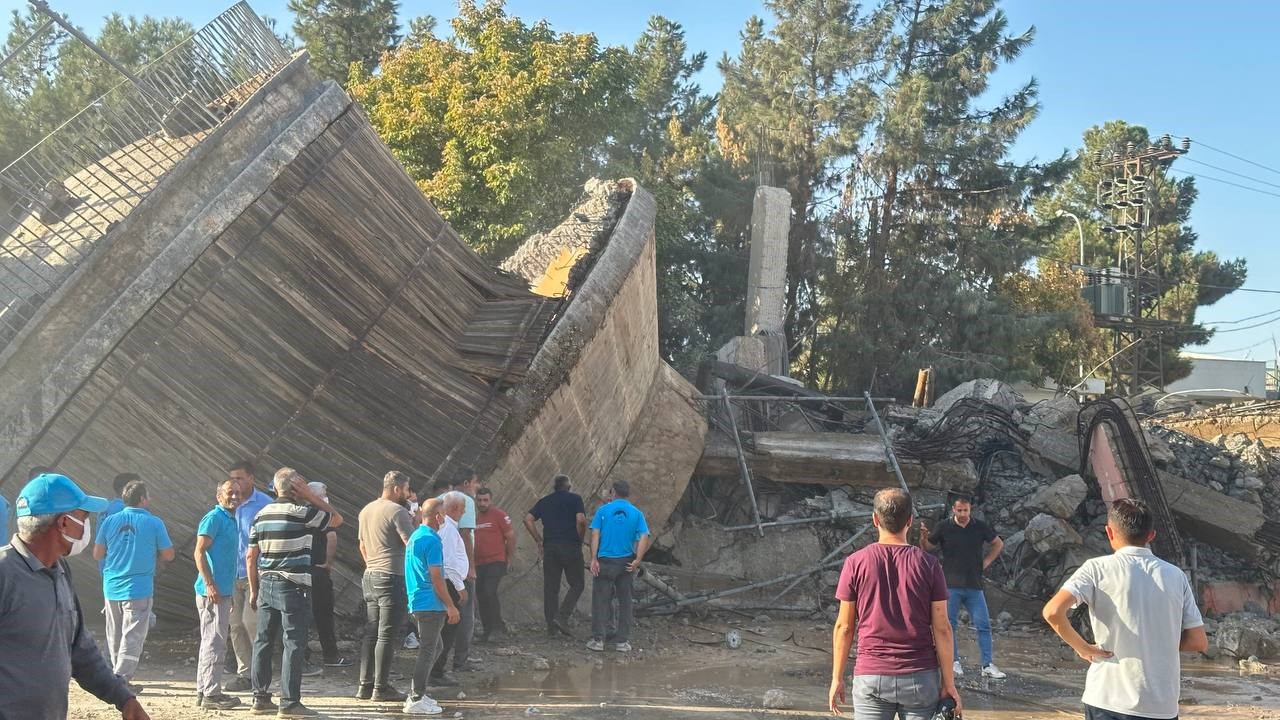 Şanlıurfa&rsquo;da evlenmek ya da iş isteyenlerin &ccedil;ıktığı yarım asırlık su kulesi yıkıldı
