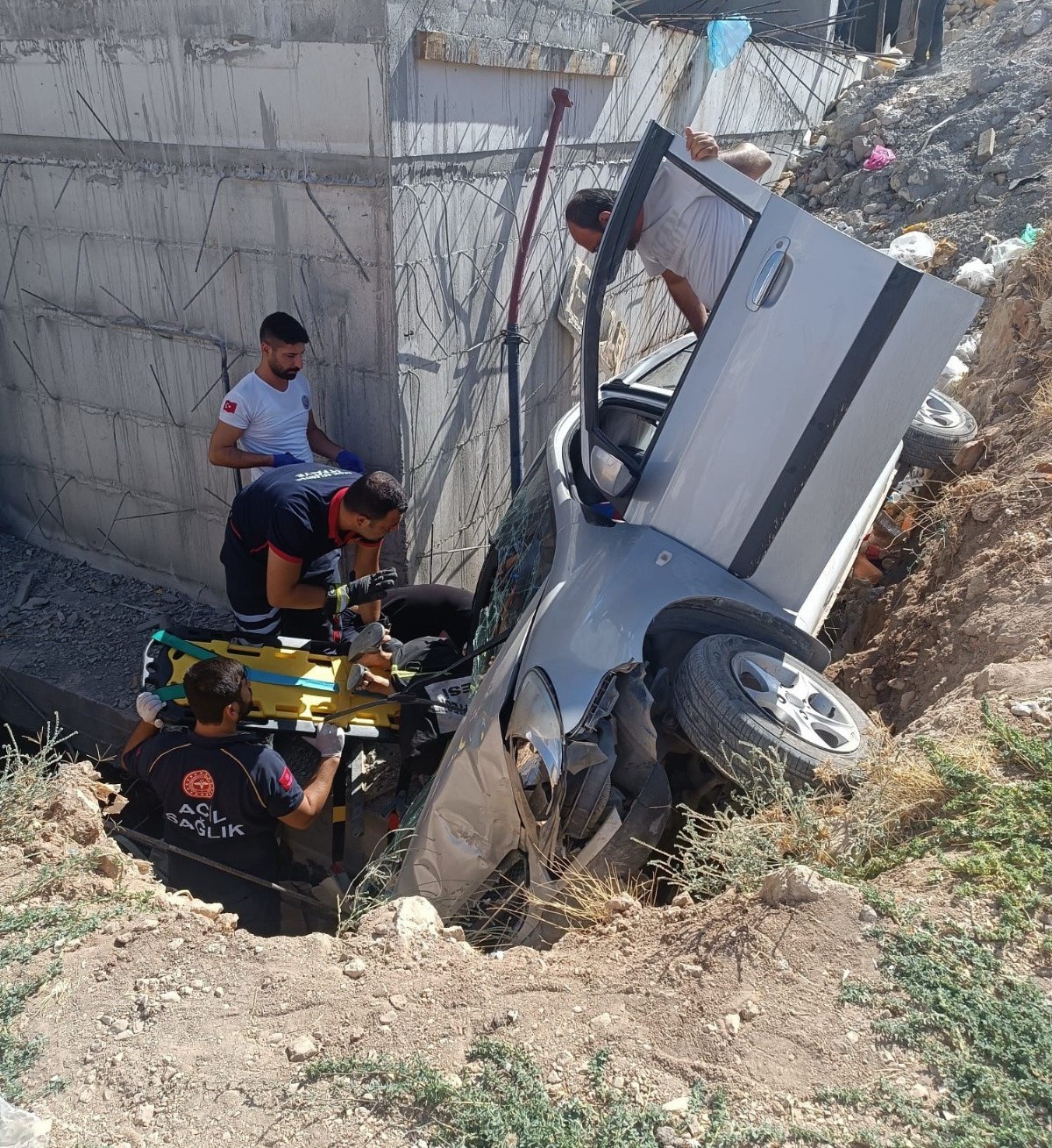 Otomobil inşaat boşluğuna d&uuml;şt&uuml;: 1 yaralı
