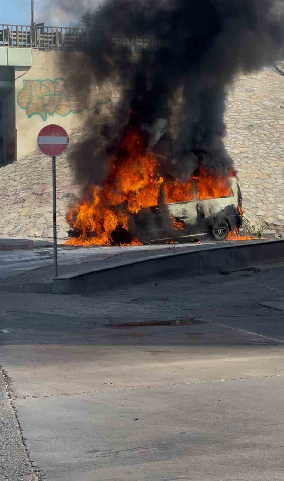 &Uuml;sk&uuml;dar&rsquo;da seyir halindeki panelvan tipi ara&ccedil; alev topuna d&ouml;nd&uuml;
