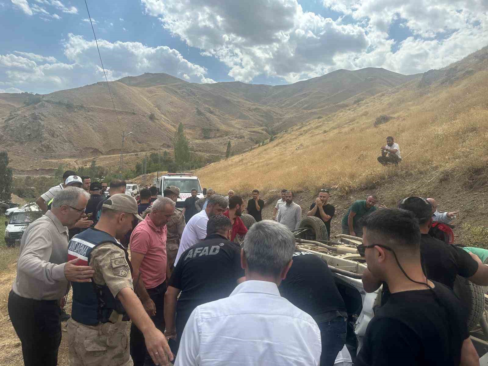 Hakkari&rsquo;de trafik kazası: 3 ağır yaralı
