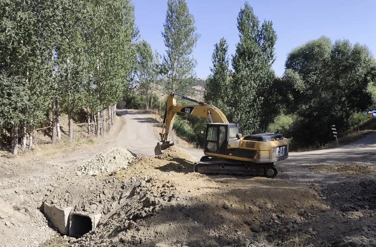 Muş’ta yol yatırımları sürüyor
