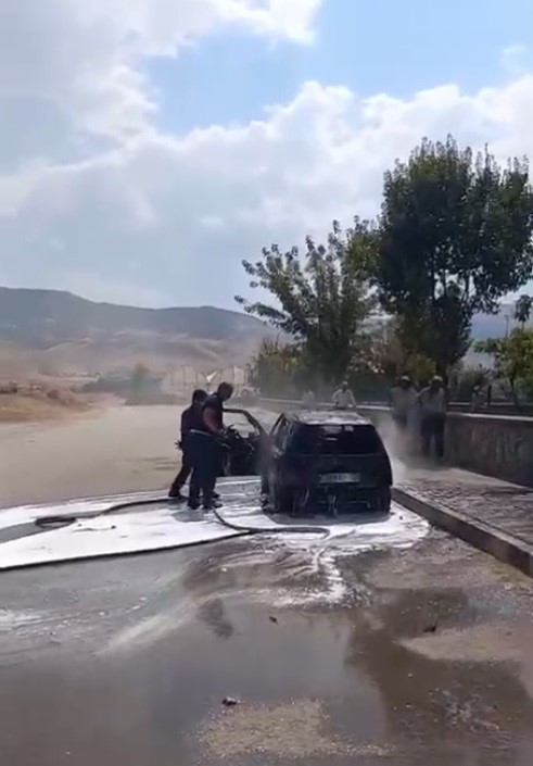 Muş&rsquo;ta park halindeki otomobil alev aldı
