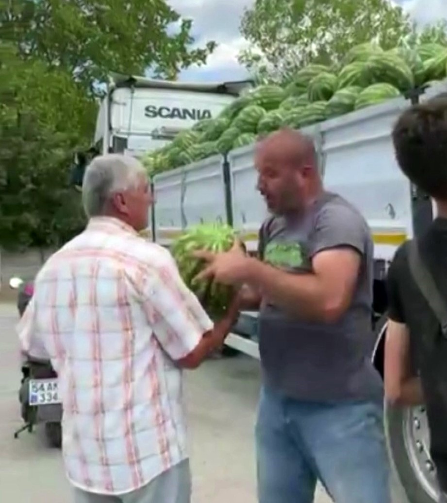 Bir tır dolusu karpuzu ücretsiz dağıttı