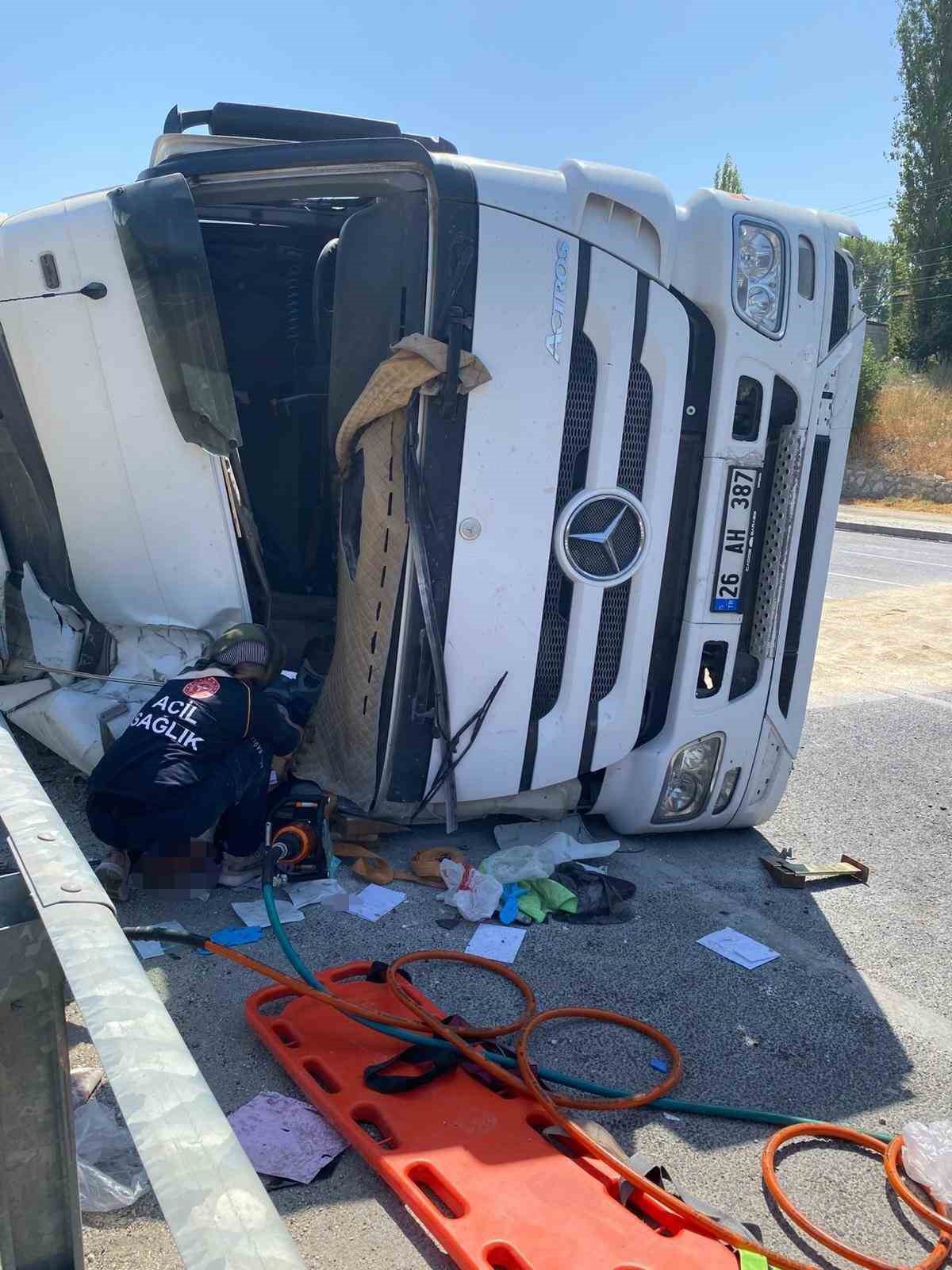 Malatya&rsquo;daki kazada yaralanan tır s&uuml;r&uuml;c&uuml;s&uuml; hayatını kaybetti
