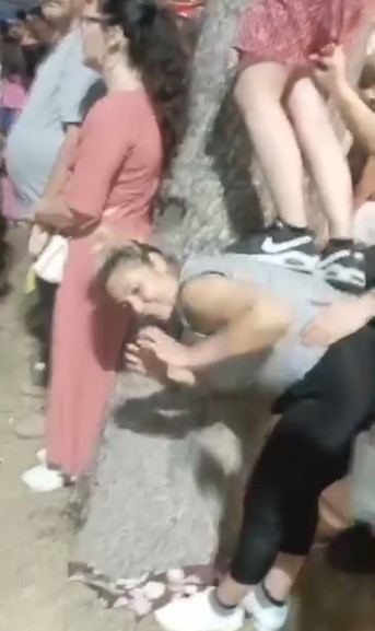 Yıldız Tilbe için arkadaşını sırtına çıkarttı