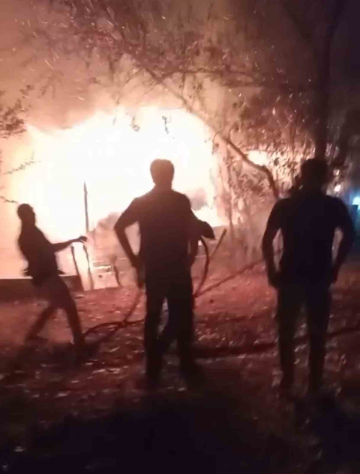 Yanan samanlık geceyi aydınlattı