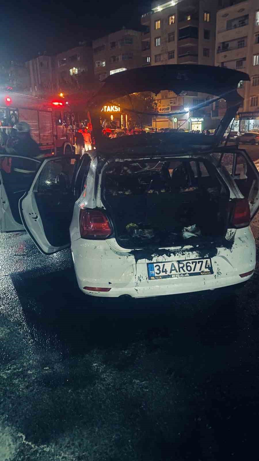 Mardin’de seyir halindeyken otomobil alev aldı