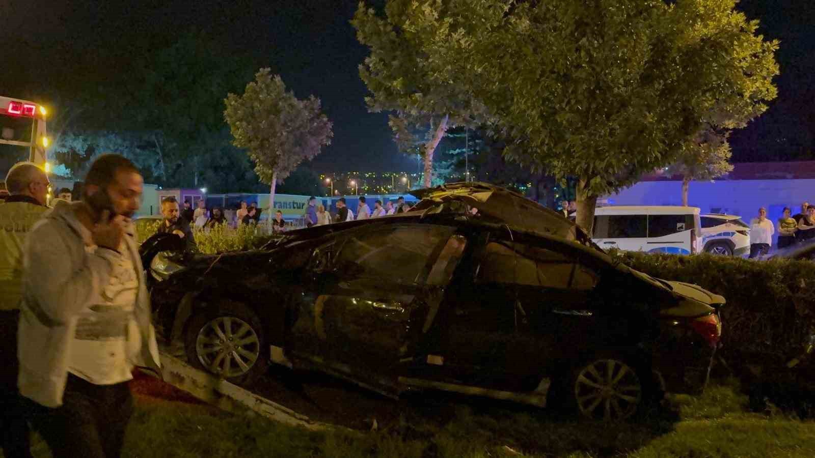 Tramvay yoluna u&ccedil;an otomobil hurdaya d&ouml;nd&uuml;: 1 &ouml;l&uuml;, 1 yaralı
