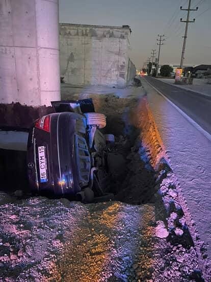 Kontrolden &ccedil;ıkan otomobil &uuml;st ge&ccedil;it inşaatına d&uuml;şt&uuml;: 4 kişi yaralandı
