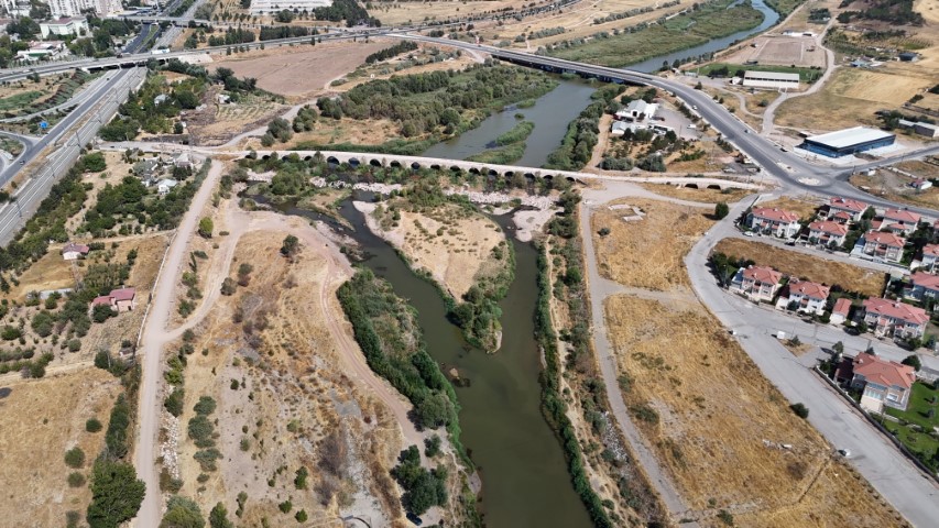 Kuraklık Türkiye’nin en uzun nehrini de vurdu, zemin görüntü adacıklar ortaya çıktı