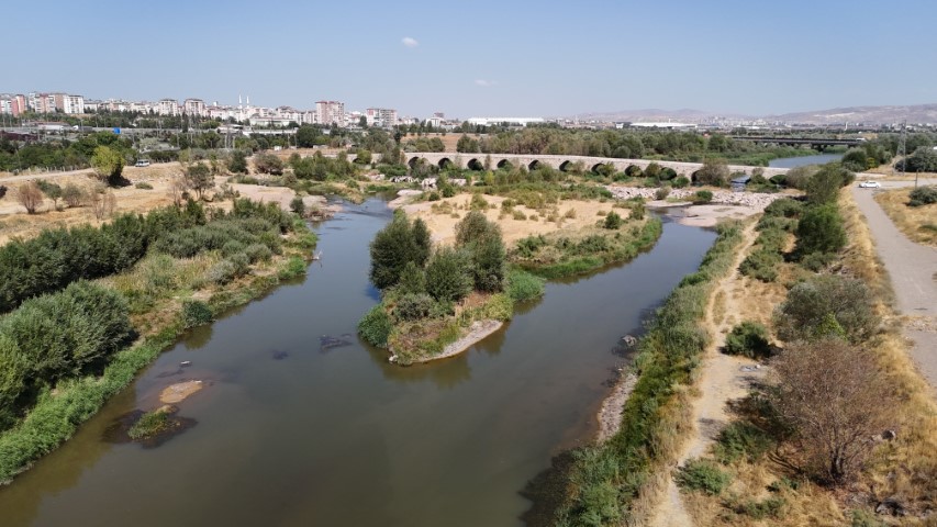 Kuraklık Türkiye’nin en uzun nehrini de vurdu, zemin görüntü adacıklar ortaya çıktı