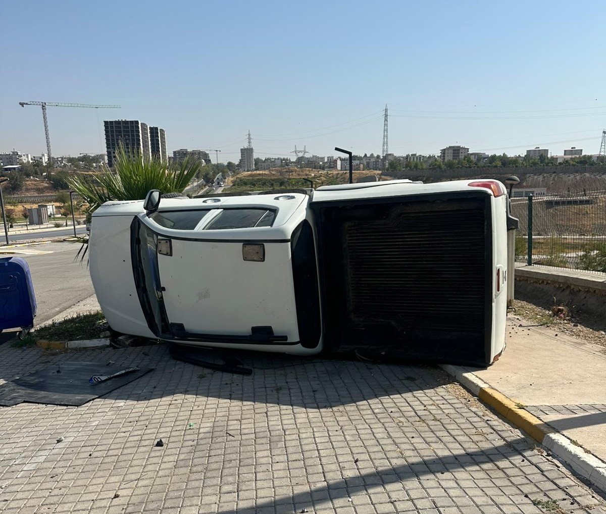 Kontrolden &ccedil;ıkan kamyonet takla attı

