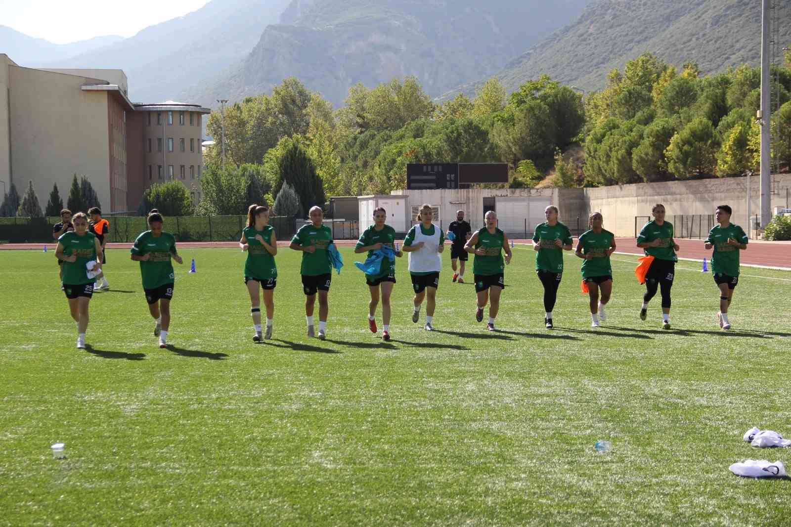 Denizli’nin kızları yeni sezona Süper Lig hedefiyle hazırlanıyor