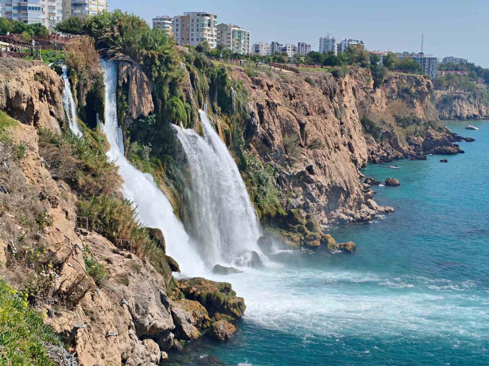 Falezlerden d&uuml;şen kadın i&ccedil;in dalgı&ccedil;lar su altında arama &ccedil;alışması yaptı
