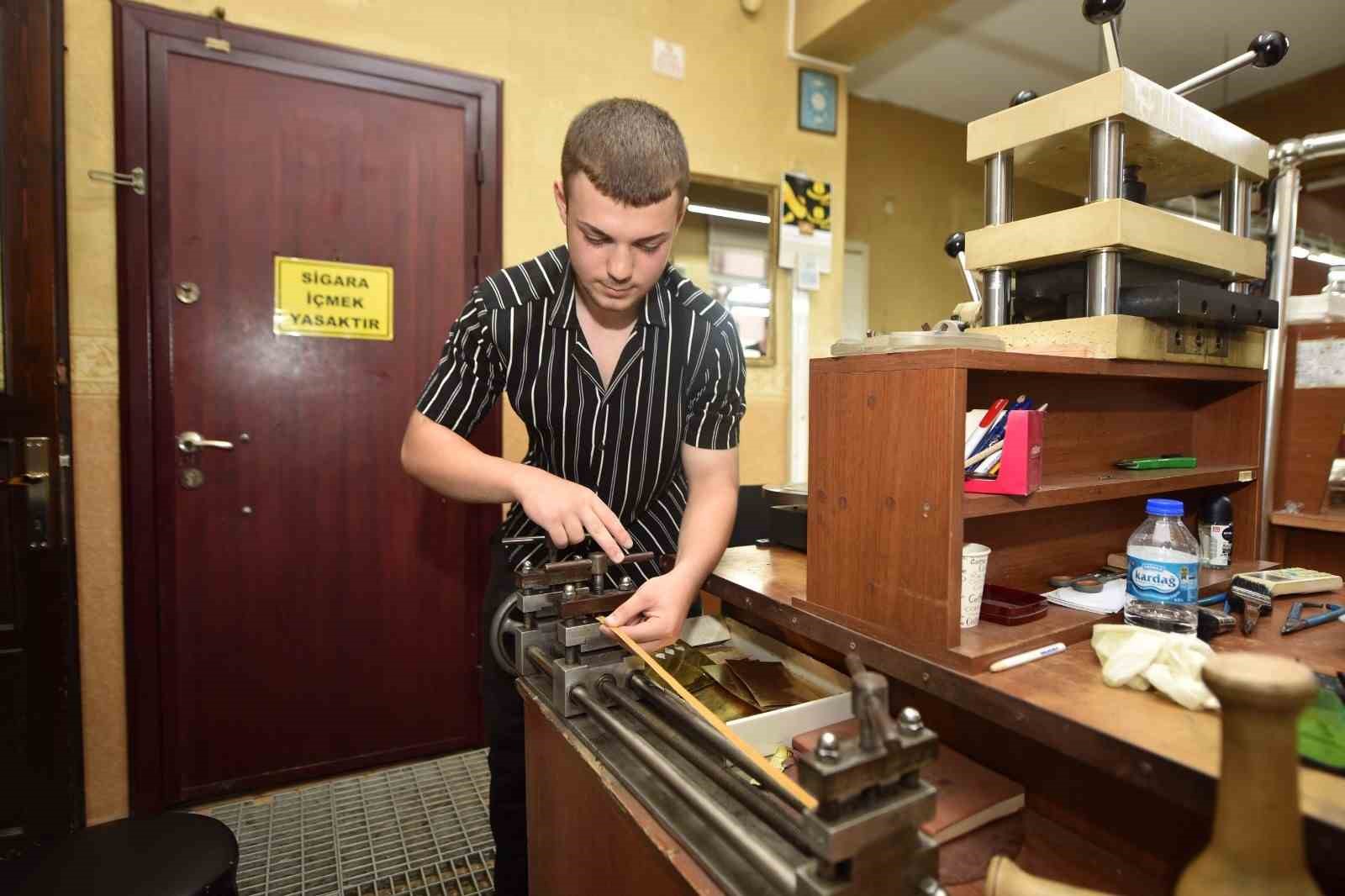 Trabzon’da 16 yaşındaki hasır işlemecisi Metehan Arslan yılın kalfası seçildi
