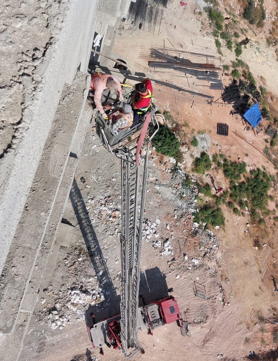 13. katta iskelede mahsur kalan iş&ccedil;ileri itfaiye kurtardı
