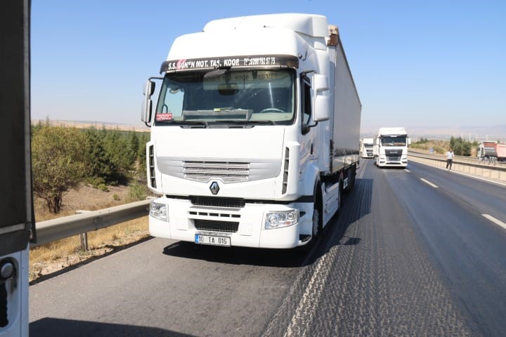 Otomobilin &ccedil;arptığı trafo y&uuml;kl&uuml; kamyon devrildi: 2 yaralı
