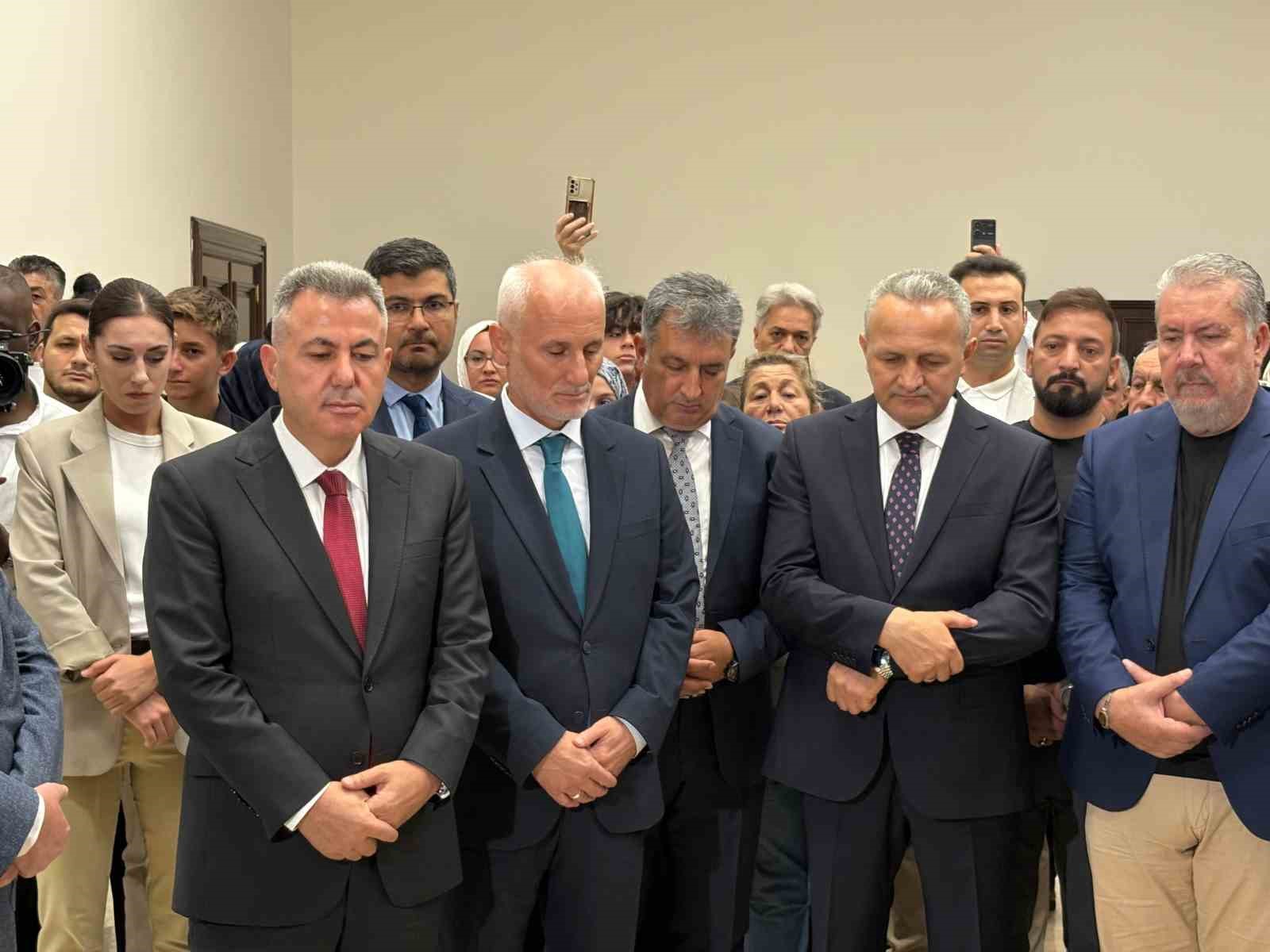 Kutsal emanetler İzmir&rsquo;de ziyarete a&ccedil;ıldı
