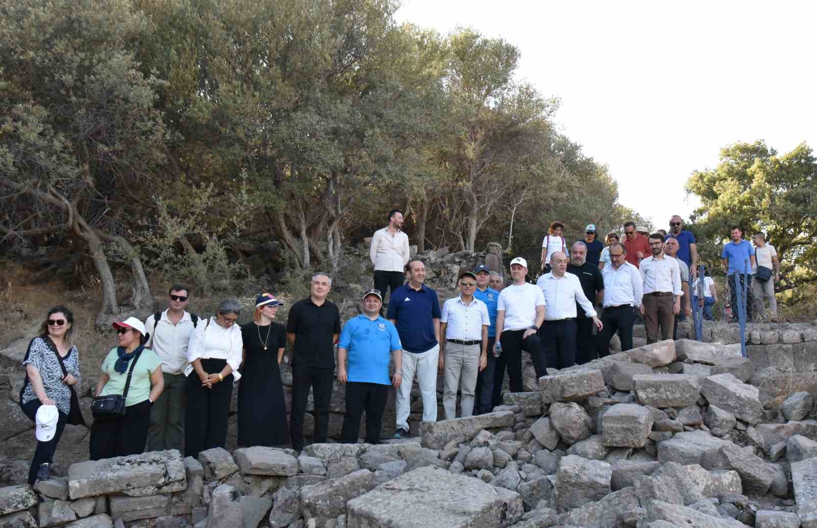 Aigai antik kentinde sağlık için yürüdüler
