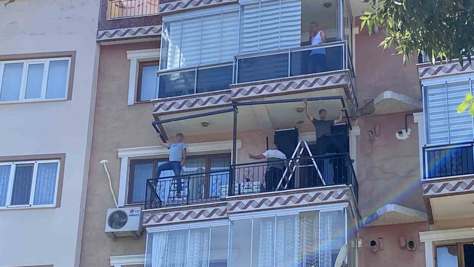 4. katta balkon demirleri &uuml;st&uuml;nde tehlikeli mesai
