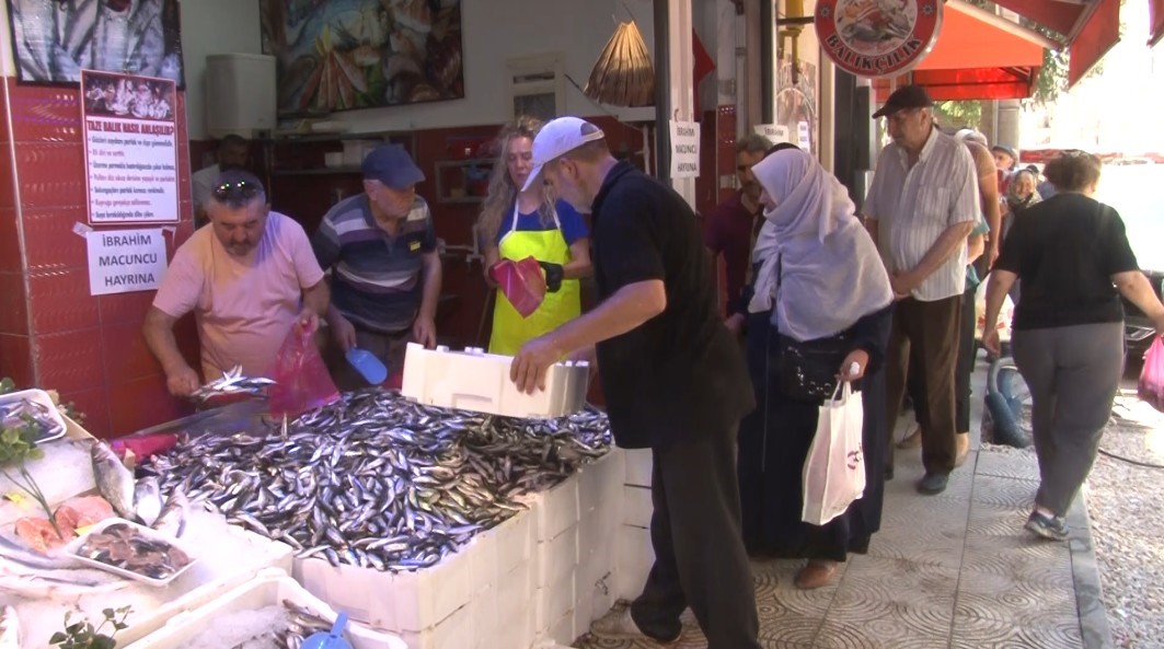 Kandilde bu sefer lokma yerine 1 ton hamsi ücretsiz dağıtıldı