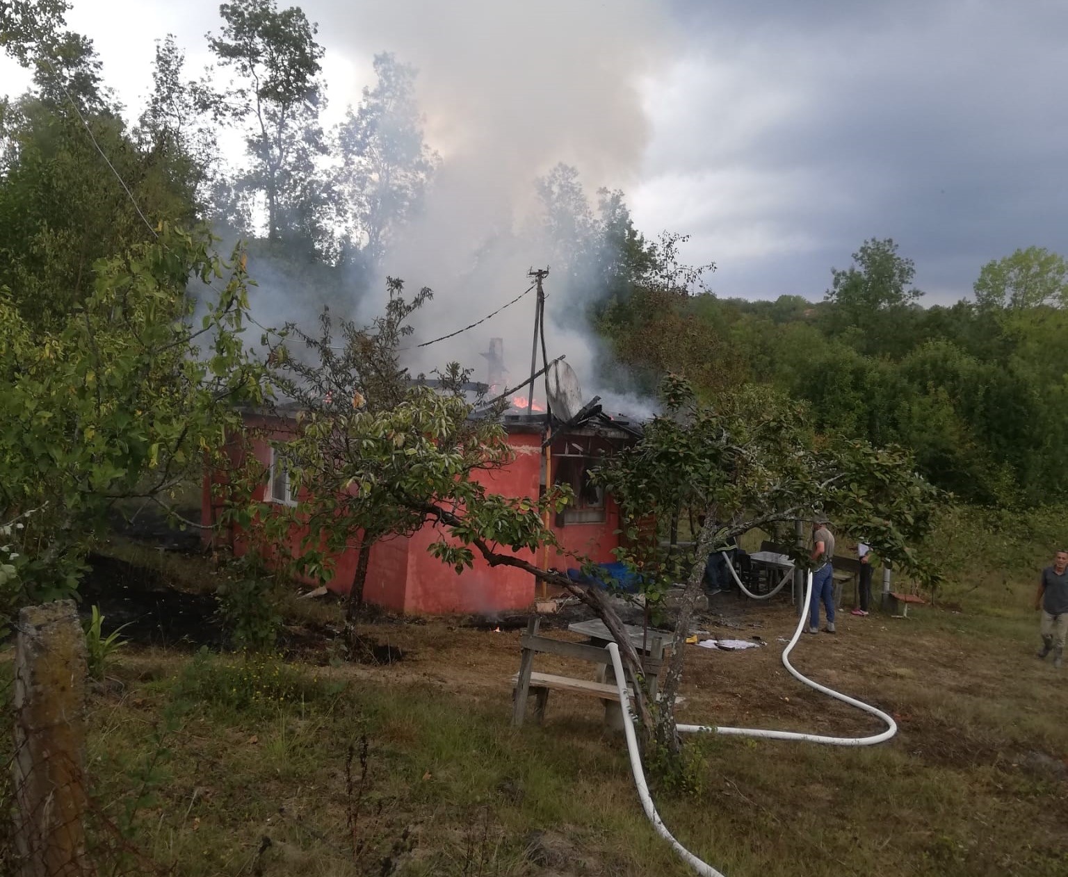 &Ccedil;aycuma&rsquo;da bağ evi olarak kullanılan baraka alevlere teslim oldu
