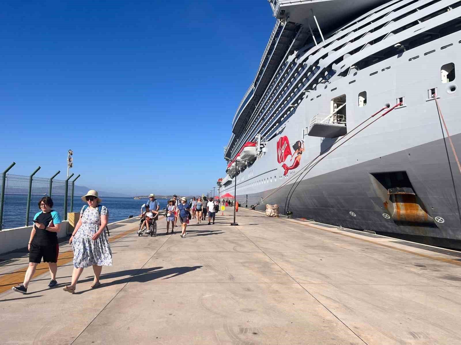 Bodrum’a 2 gemi birden geldi
