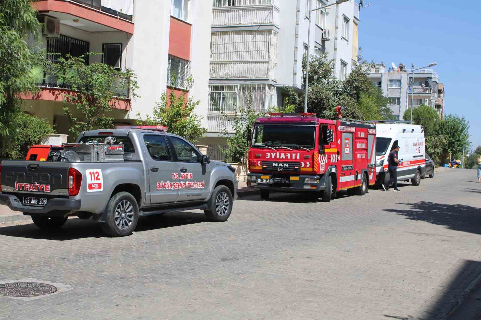Şalterleri kapattı, yangının &ouml;n&uuml;ne ge&ccedil;ti
