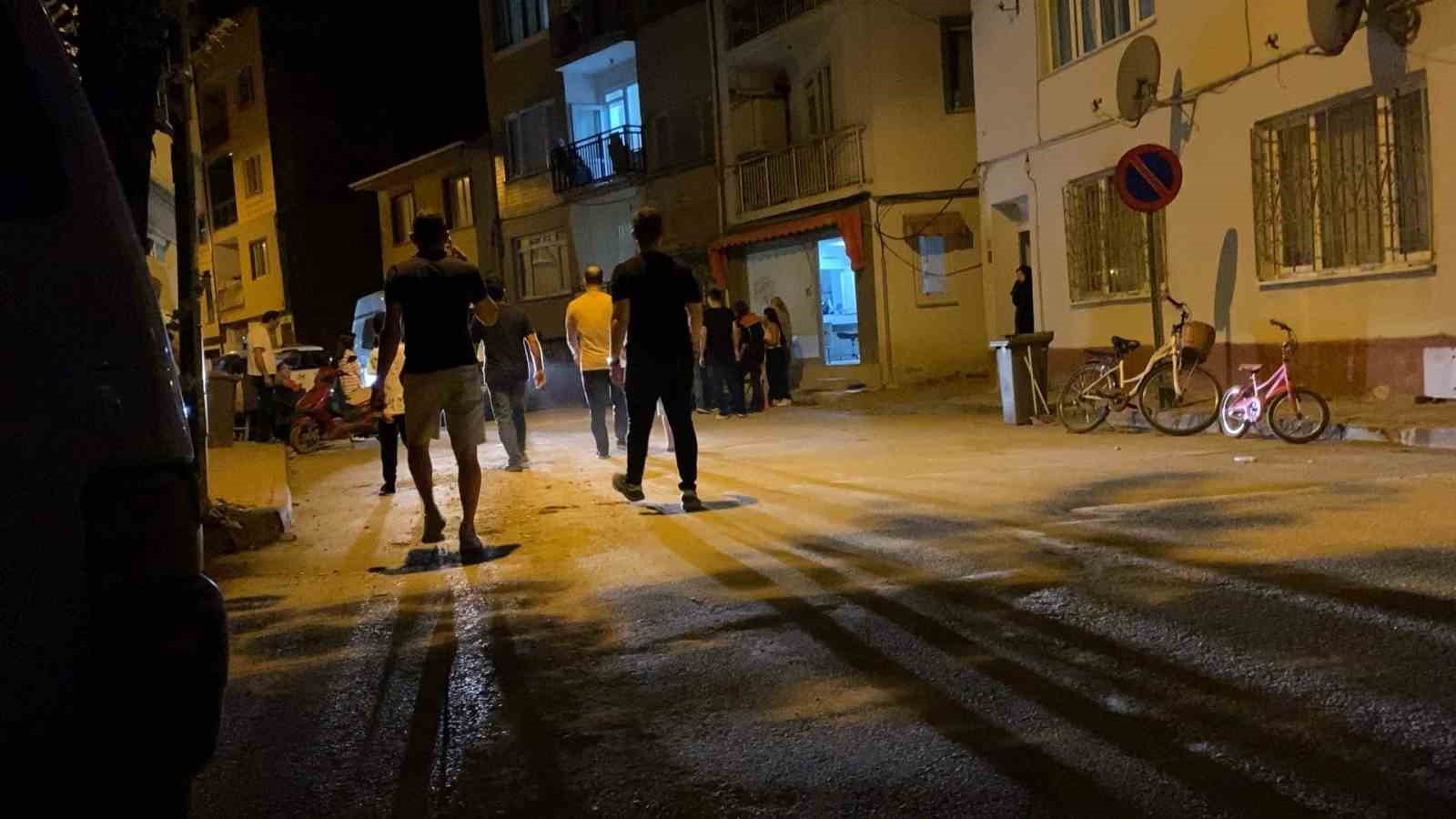 Kızlara rahatsızlık verdiği öne sürülen alkollü şahıs 3 kişi tarafından bıçaklandı