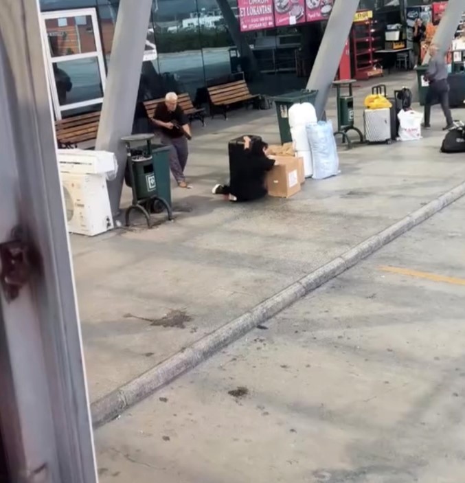 Otogarda kızını vuran babayı vatandaşlar darbetti