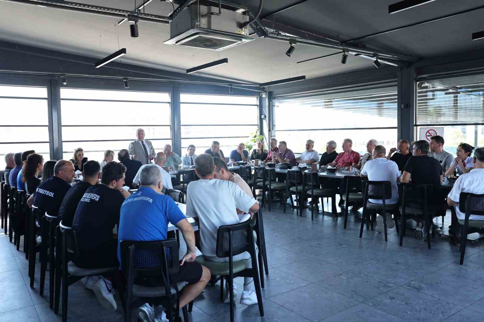 Nil&uuml;fer Belediyespor Kul&uuml;b&uuml; Bursa voleyboluna y&ouml;n verenlerle buluştu
