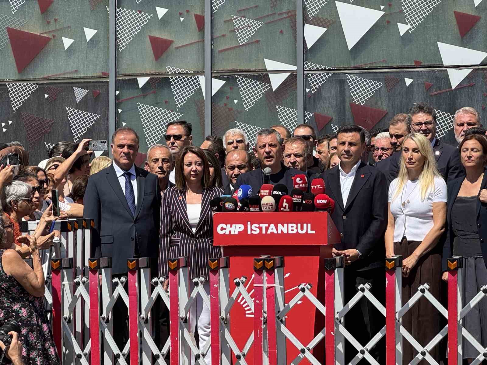 CHP Genel Başkanı &Ouml;zel, partisinin İstanbul İl Başkanlığını ziyaret etti

