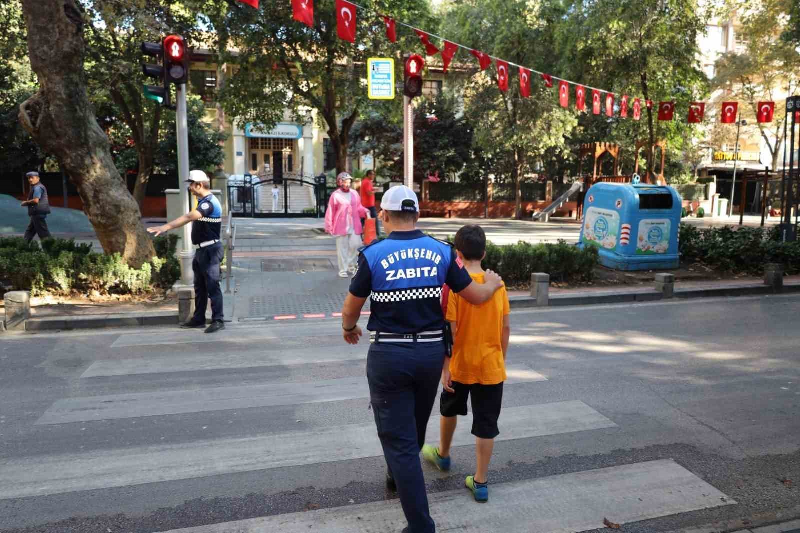 Okula başlayan öğrenciler için zabıtalar görevde