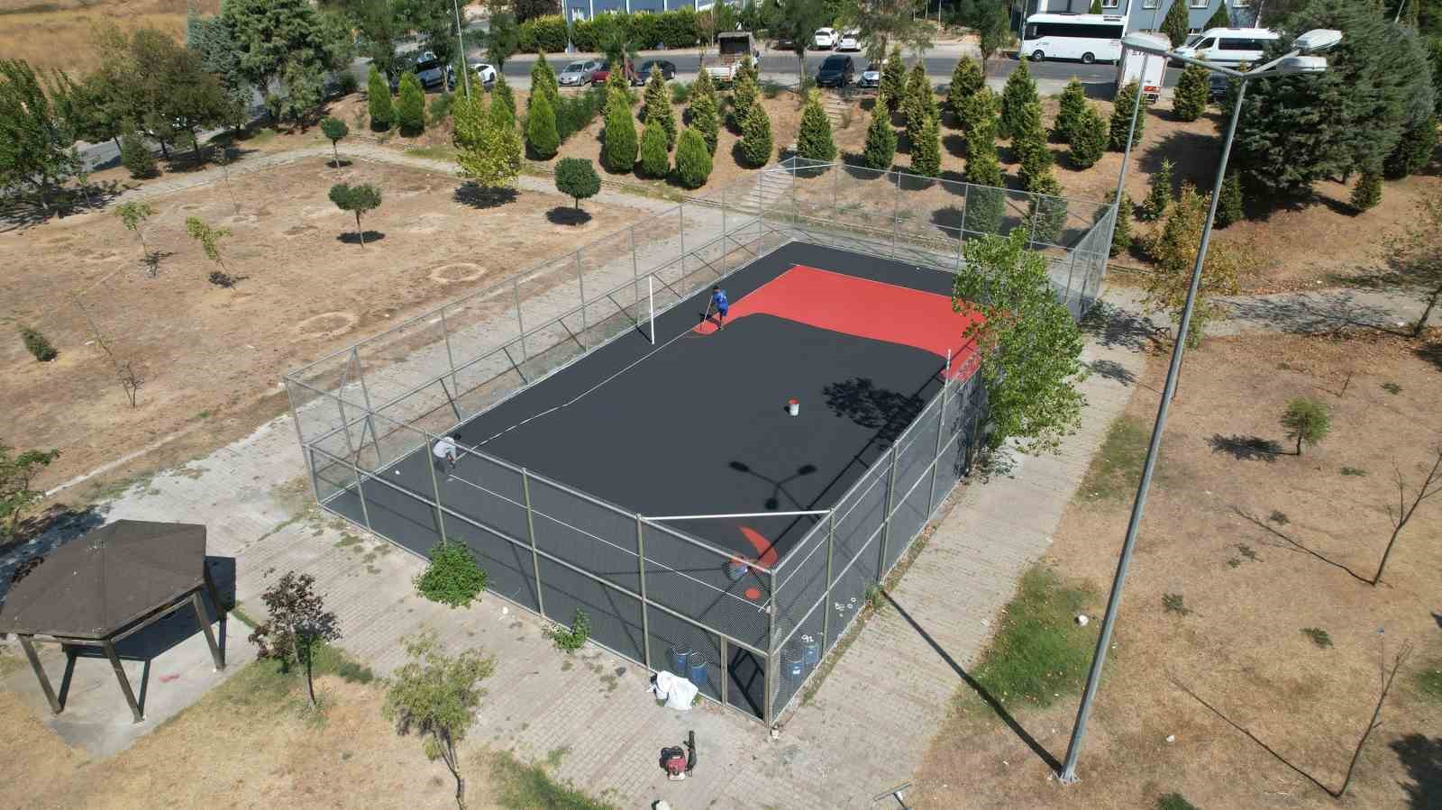 Gençlik parkının spor sahaları yenileniyor