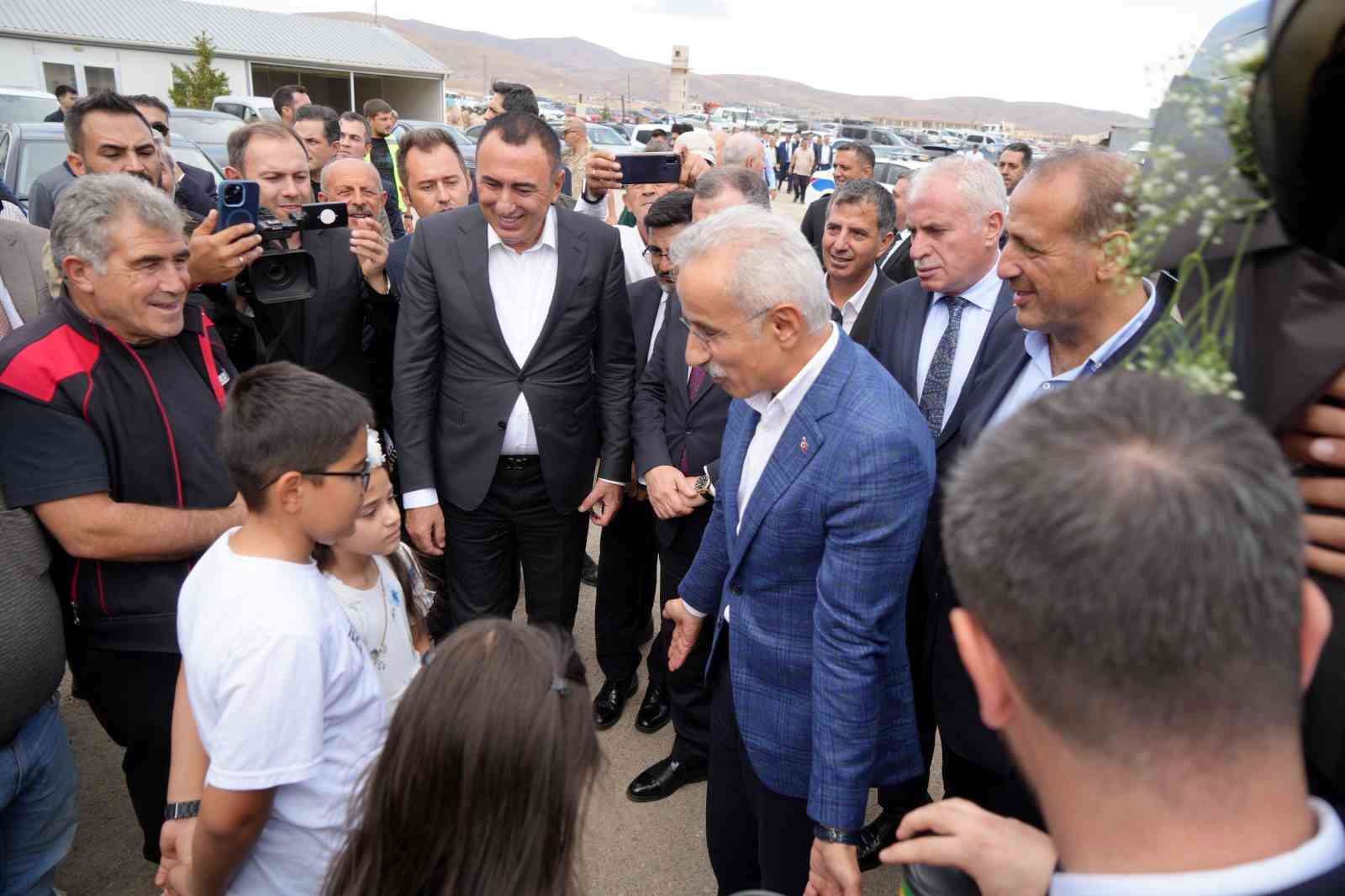 Bakan Uraloğlu, yapımı devam eden G&uuml;m&uuml;şhane - Bayburt Havalimanında incelemede bulundu
