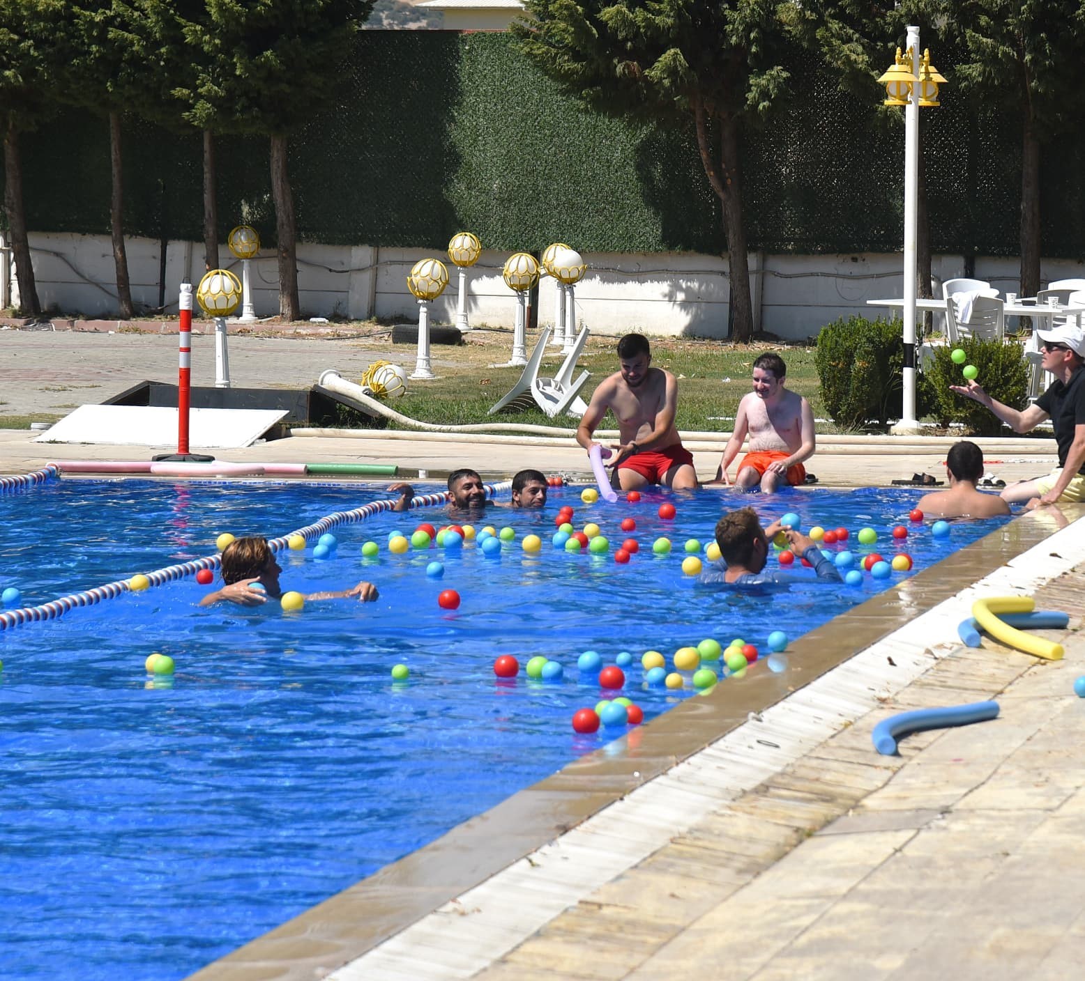Yunusemre’de özel öğrenciler havuzda buluştu
