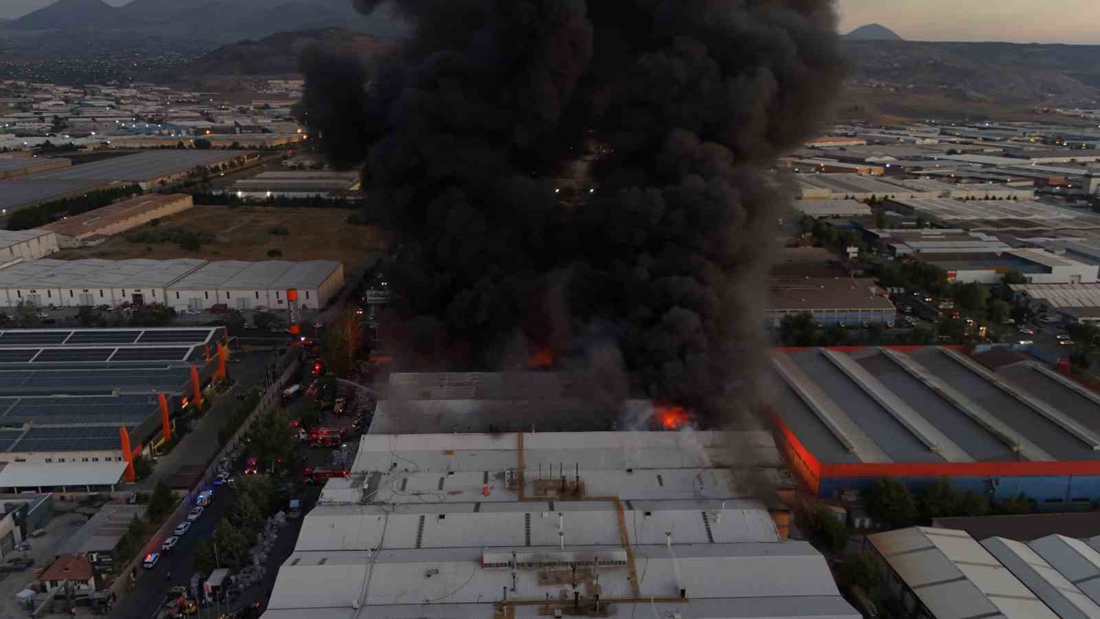 Kayseri’deki fabrika yangını sürüyor: İtfaiye ekipleri yangını söndürmek için yoğun çaba sarf ediyor
