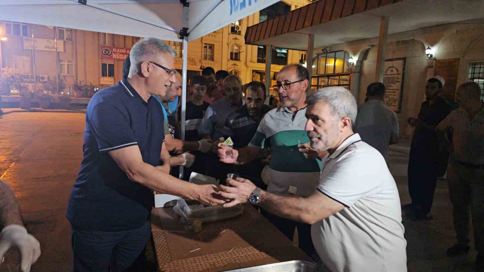 Elazığ&rsquo;da Mevlid Kandili&rsquo;nde camiler doldu
